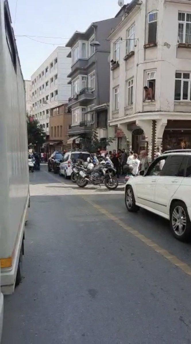 Beyoğlu’nda iki aile arasındaki tekmeli yumruklu kavga kamerada