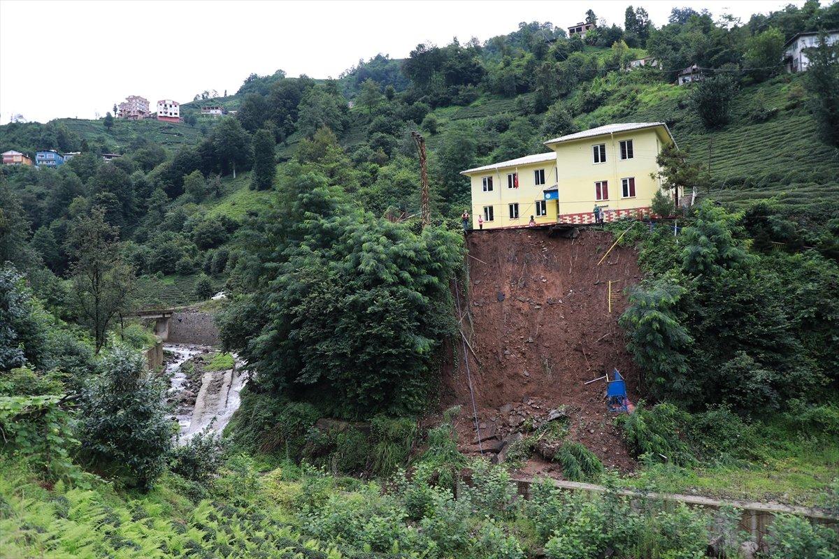 Rize'de okulun bahçesi çöktü