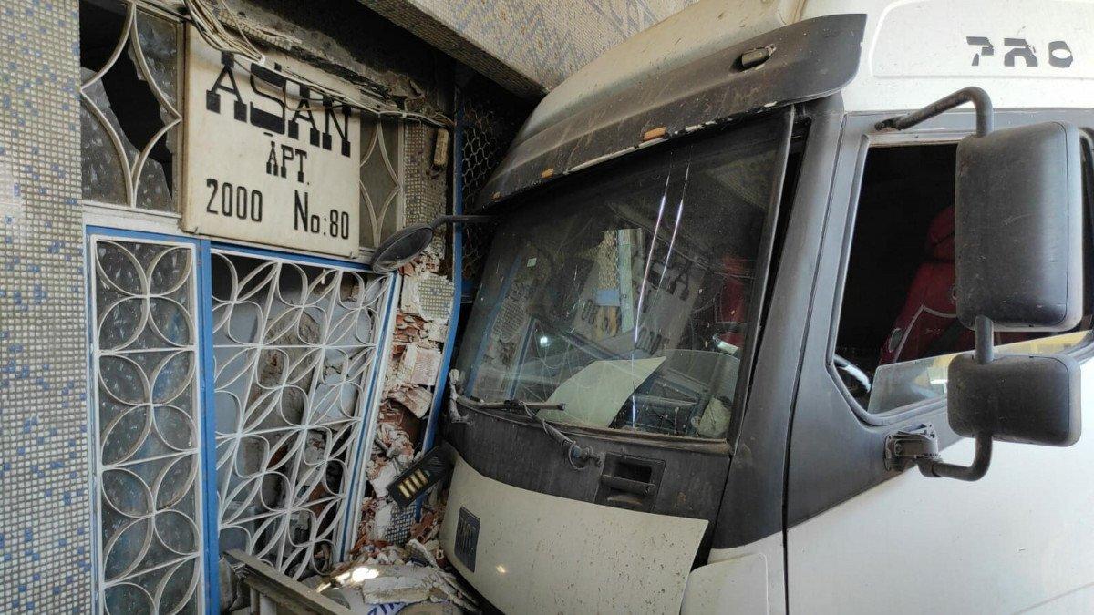 Aydın’da şoför uyuyakaldı, tır yem bayisine daldı