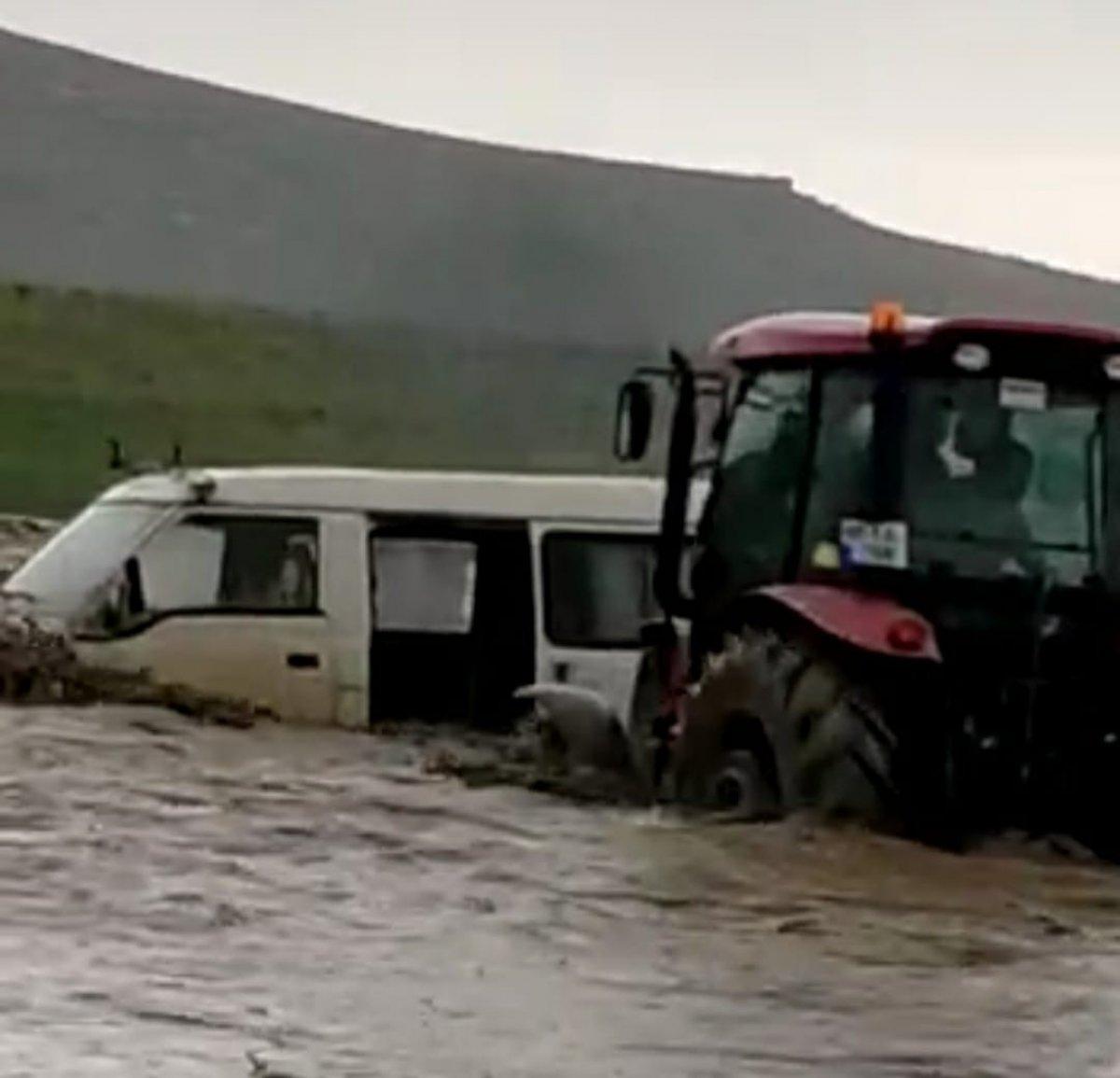 Van’daki selde mahsur kalan akrabasını traktörle kurtardı