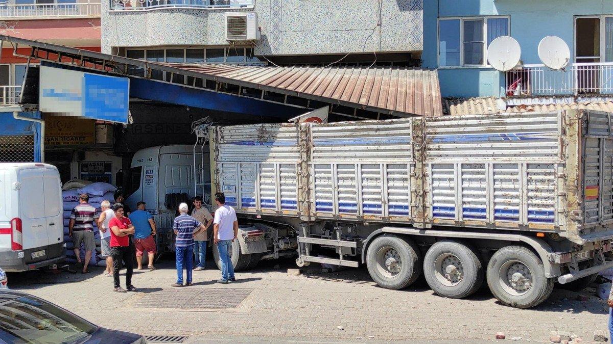 Aydın’da şoför uyuyakaldı, tır yem bayisine daldı