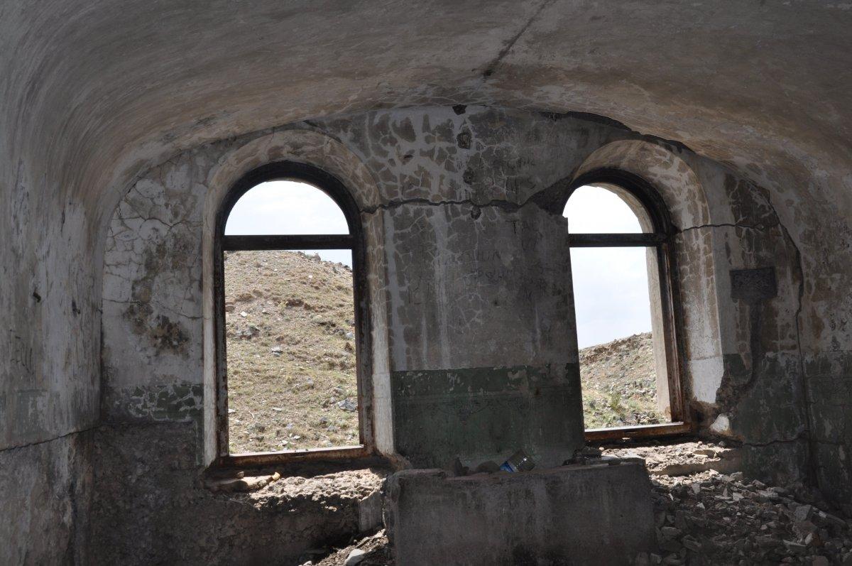 Kars’ta, 271 yıllık Karadağ Tabya’nın betonları kesildi