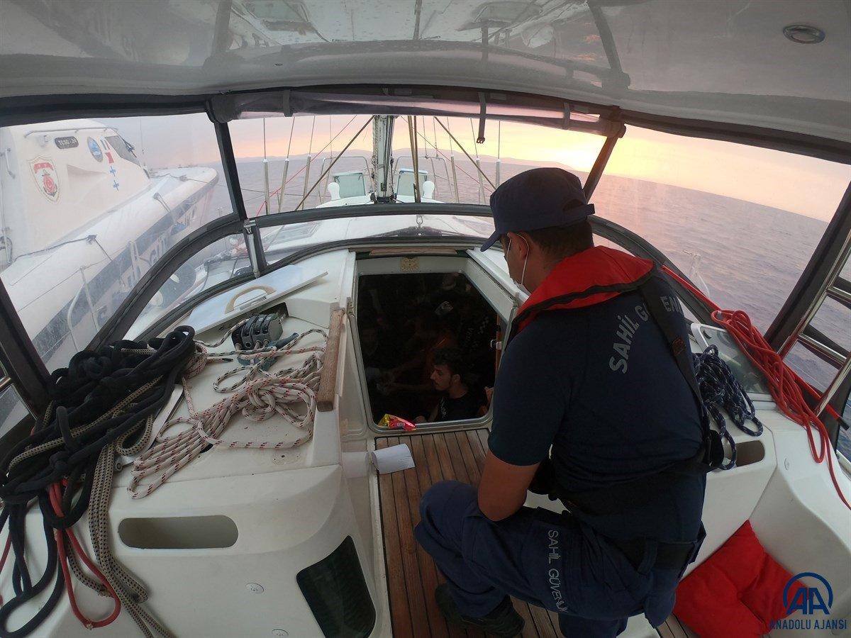 İzmir açıklarında yelkenli teknede 100 kaçak göçmen yakalandı