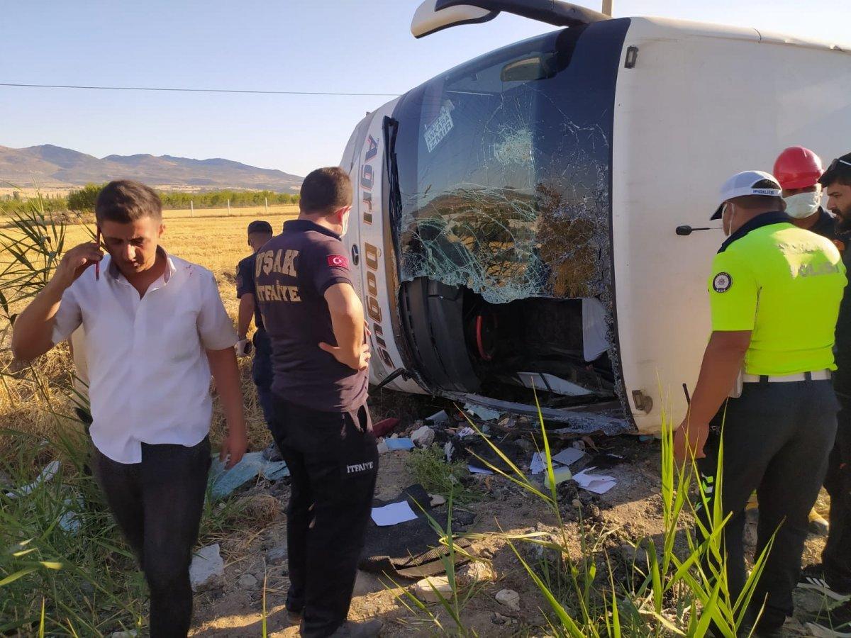 Uşak'ta otobüs şarampole yuvarlandı: 33 yaralı