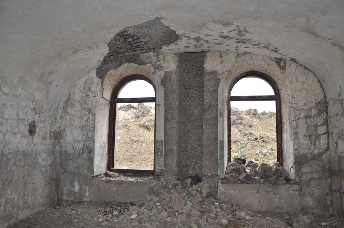 Kars’ta, 271 yıllık Karadağ Tabya’nın betonları kesildi