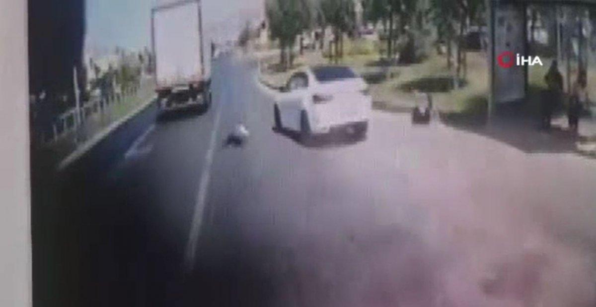 Büyükçekmece’de otobüs durağa tam yanaşmadı, 2 kişiye otomobil çarptı