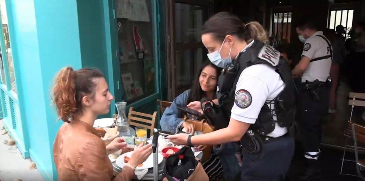 Fransa’da polisler, kafelerde koronavirüs kartı kontrolü yaptı