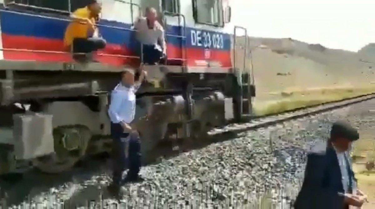 Van’da makinistler, trenle düğün konvoyunun önünü kesti