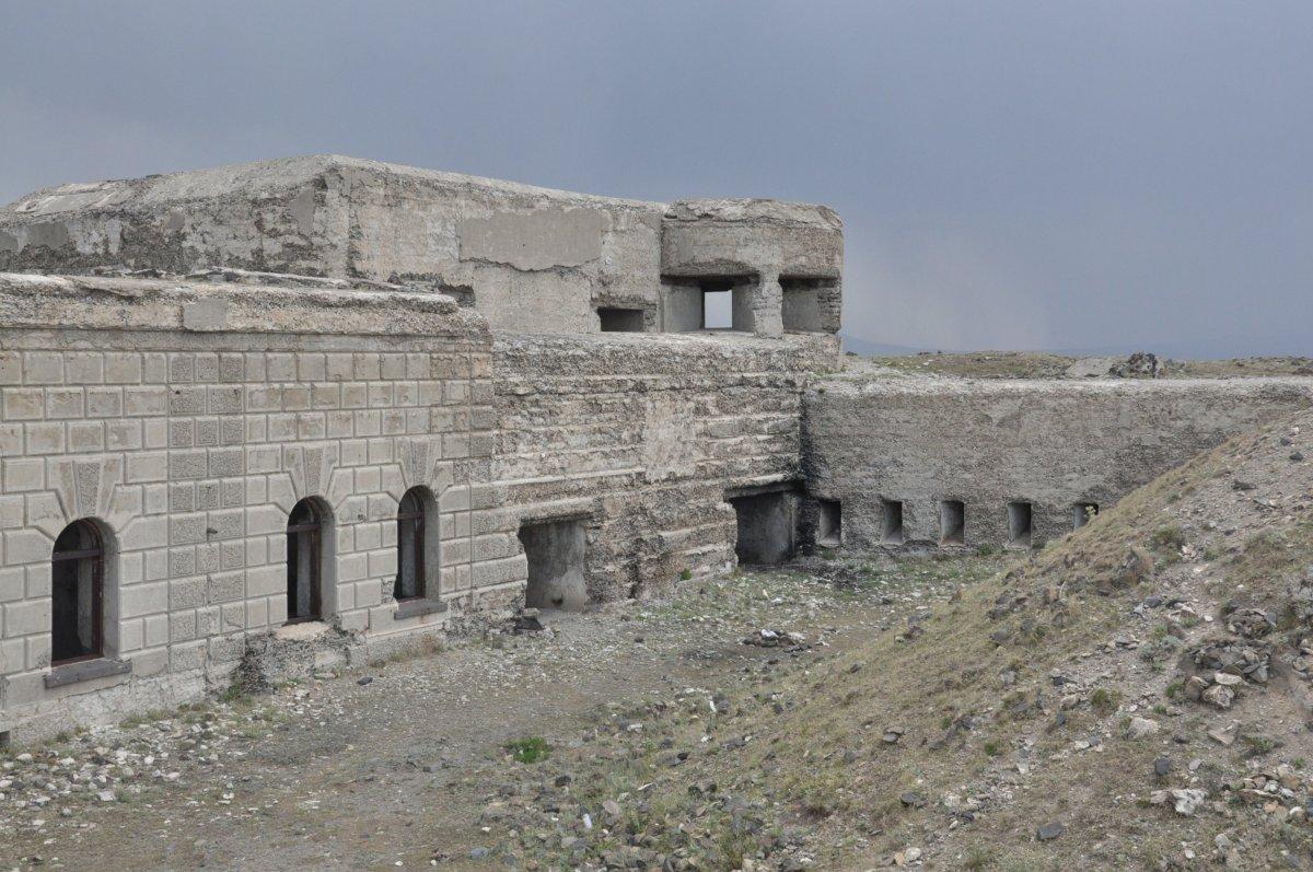 Kars’ta, 271 yıllık Karadağ Tabya’nın betonları kesildi