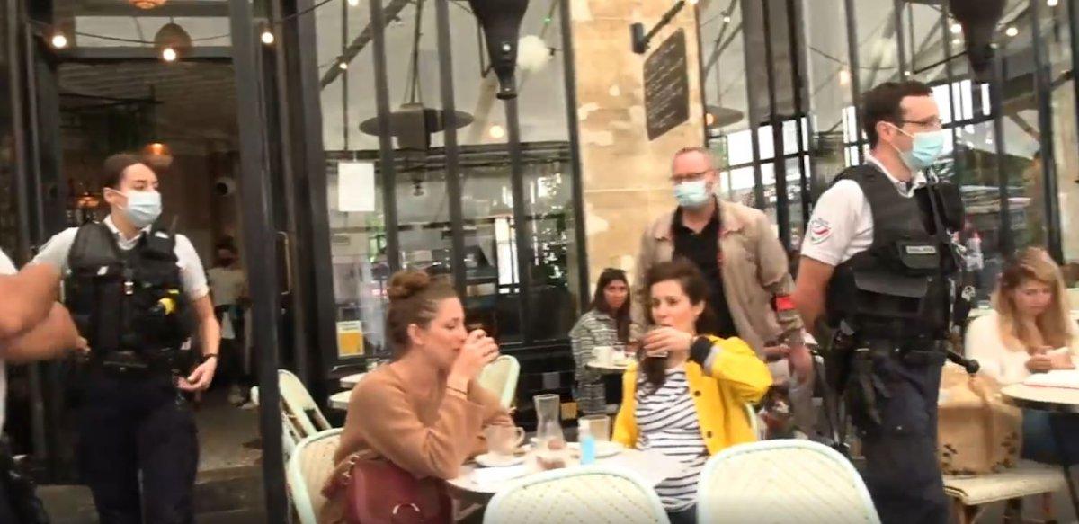 Fransa’da polisler, kafelerde koronavirüs kartı kontrolü yaptı