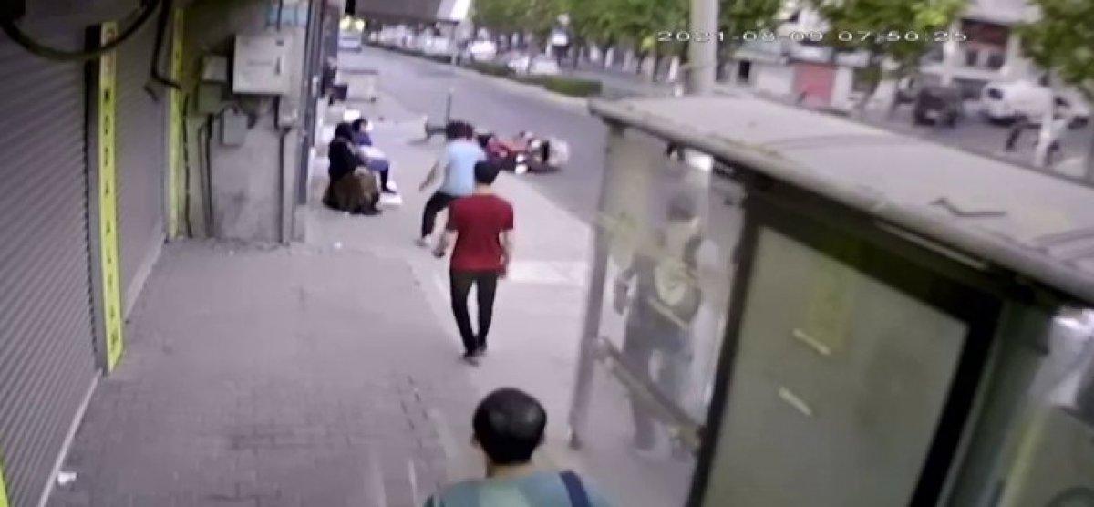 Esenyurt'ta motosikletlinin kağıt toplayıcısına çarptığı an