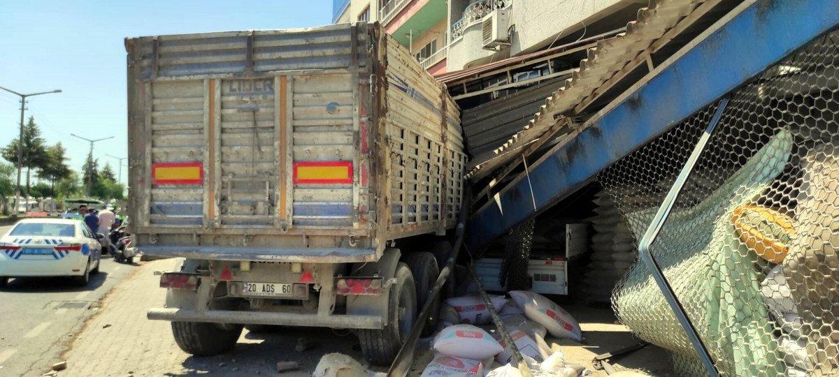 Aydın’da şoför uyuyakaldı, tır yem bayisine daldı