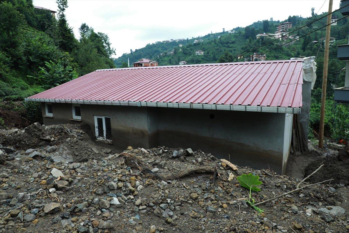 Rize'de okulun bahçesi çöktü