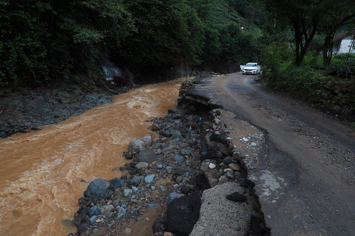Rize'de okulun bahçesi çöktü