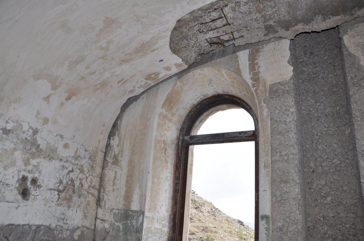 Kars’ta, 271 yıllık Karadağ Tabya’nın betonları kesildi