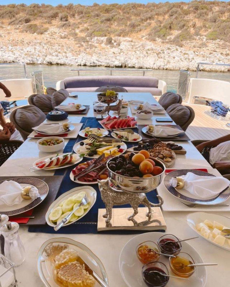 Şeyma Subaşı, ailesi ve Mısırlı sevgilisiyle tatilde