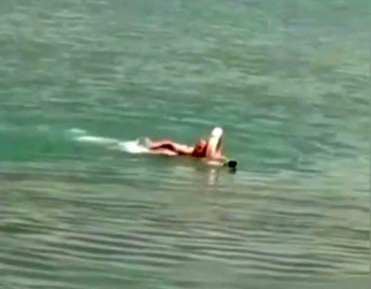 Elazığ’da köpeği kurtarmak için girdiği gölde mahsur kaldı