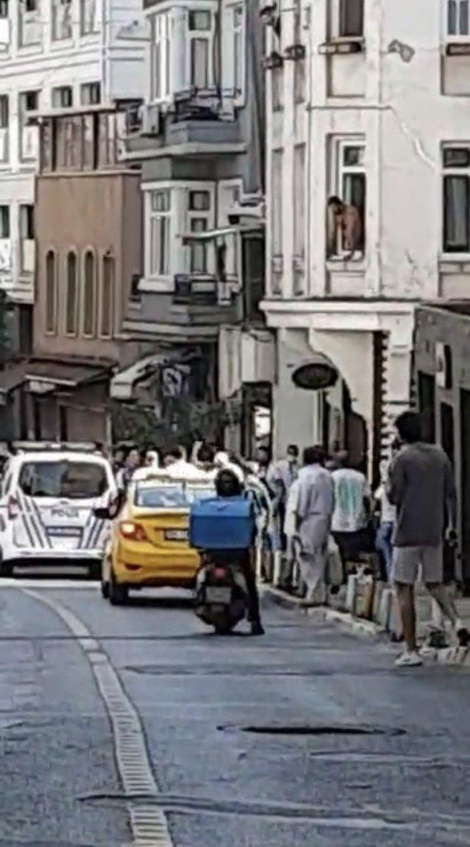 Beyoğlu’nda iki aile arasındaki tekmeli yumruklu kavga kamerada