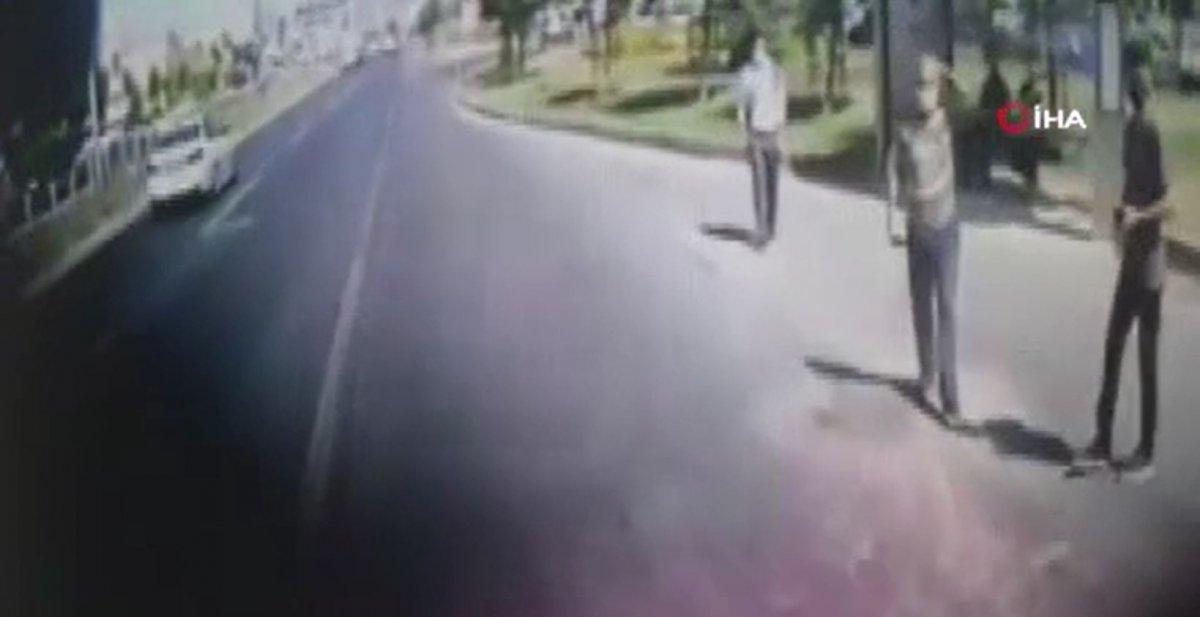 Büyükçekmece’de otobüs durağa tam yanaşmadı, 2 kişiye otomobil çarptı