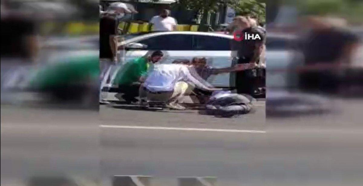 Büyükçekmece’de otobüs durağa tam yanaşmadı, 2 kişiye otomobil çarptı