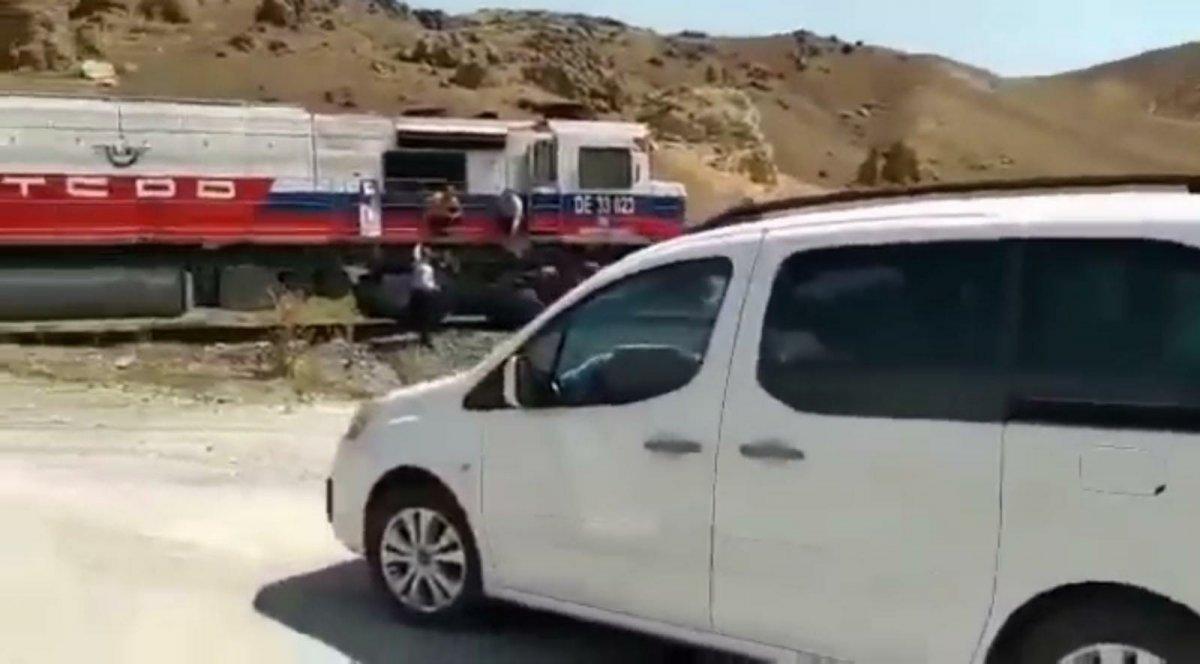 Van’da makinistler, trenle düğün konvoyunun önünü kesti