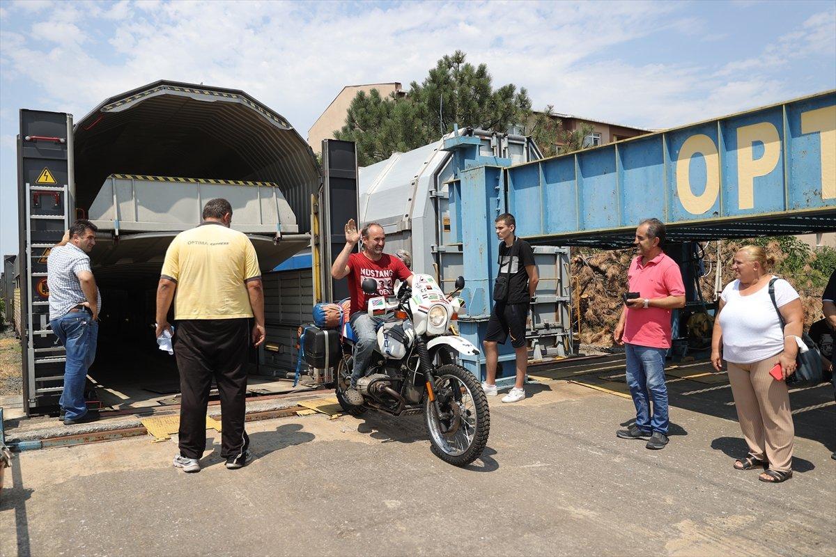 Araçlarıyla Türkiye'ye gelen bazı gurbetçiler, arabalı tren kullanıyor