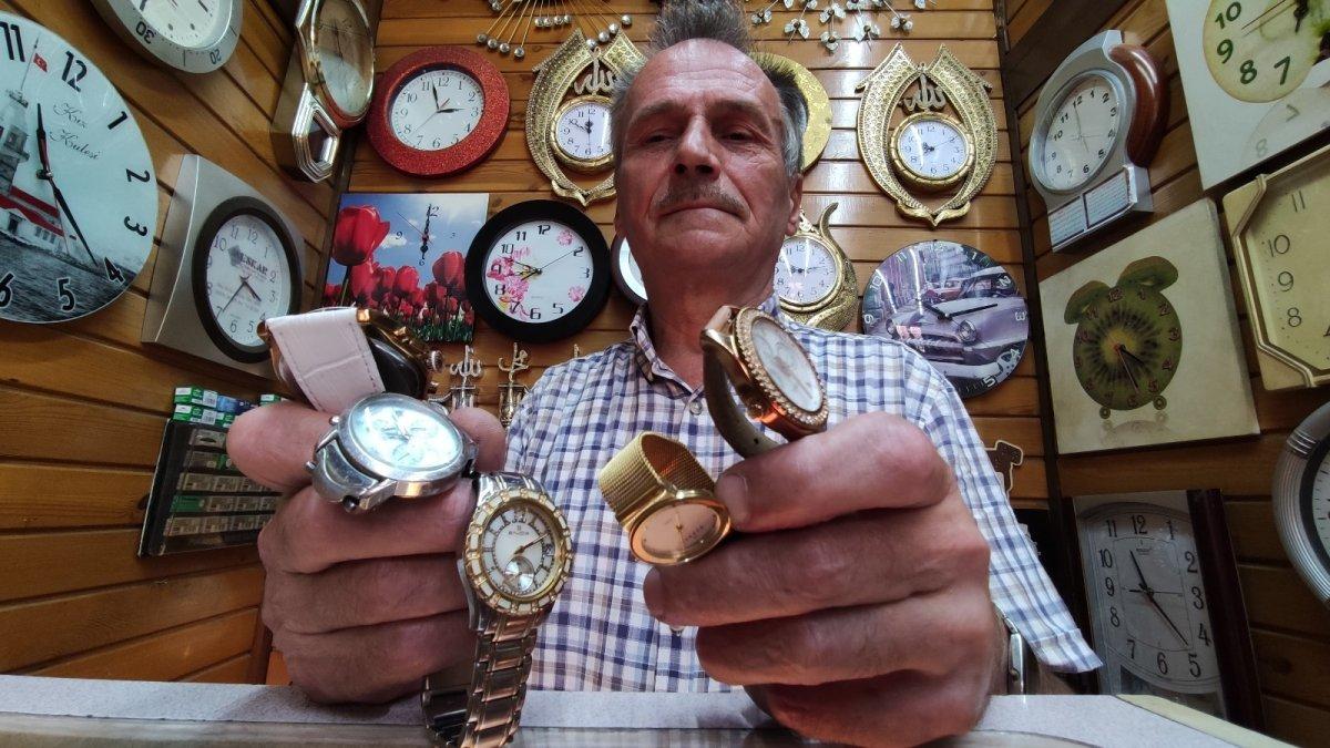 Bursa'da saatleri tamir ederek hayata kazandırıyor