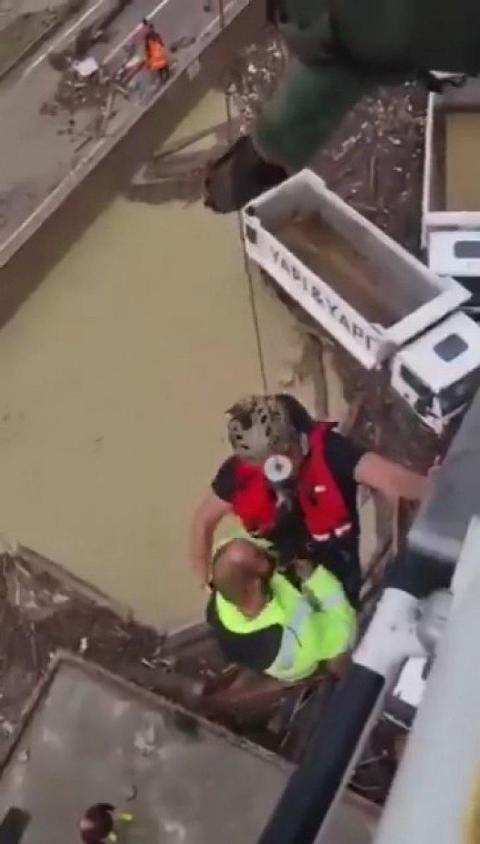 Sinop'ta selde mahsur kalanlar helikopterle kurtarıldı