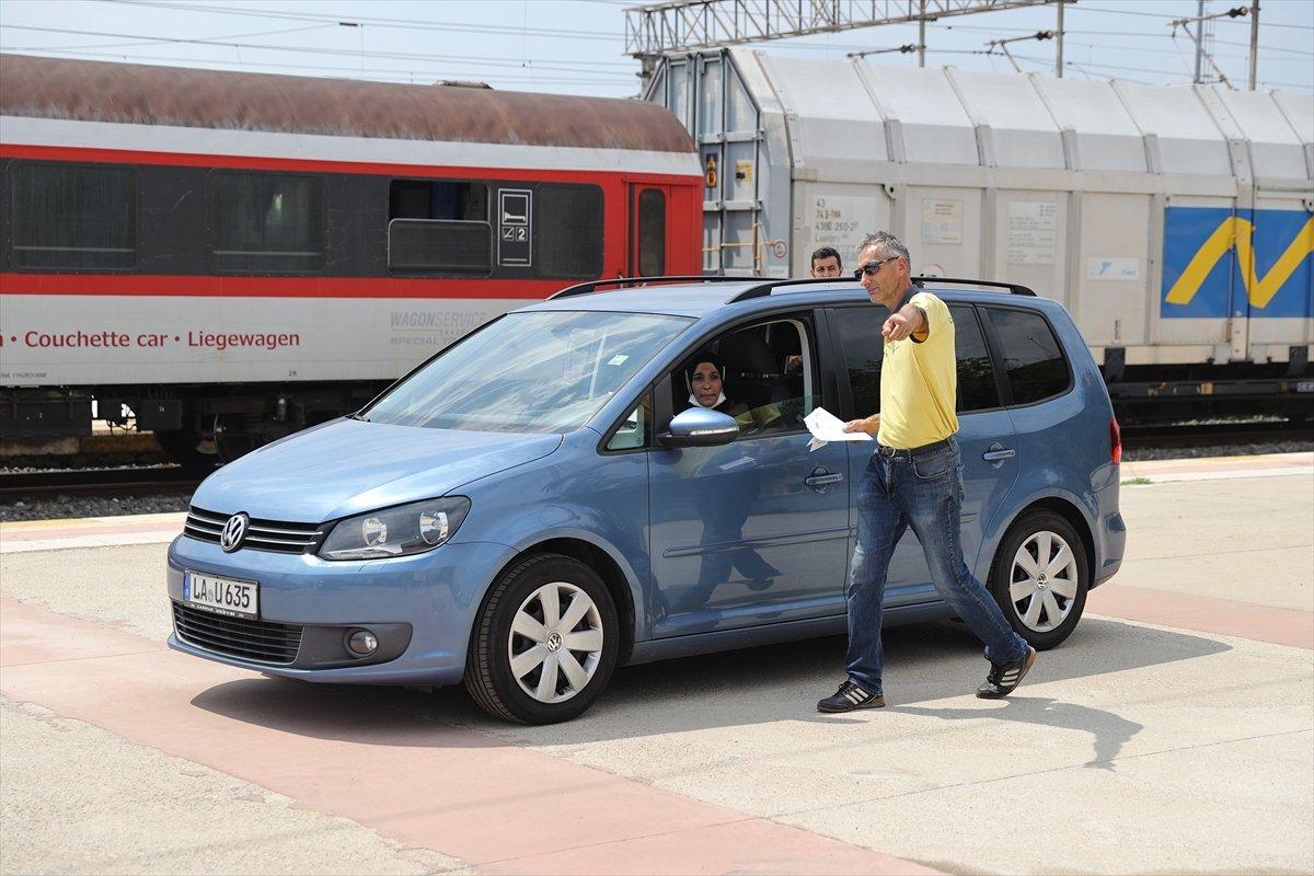 Araçlarıyla Türkiye'ye gelen bazı gurbetçiler, arabalı tren kullanıyor
