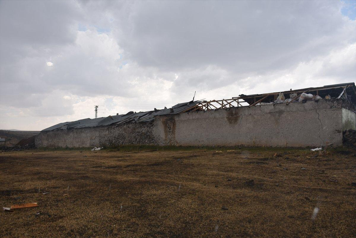Kars'ta çıkan hortum, birçok evde hasara neden oldu