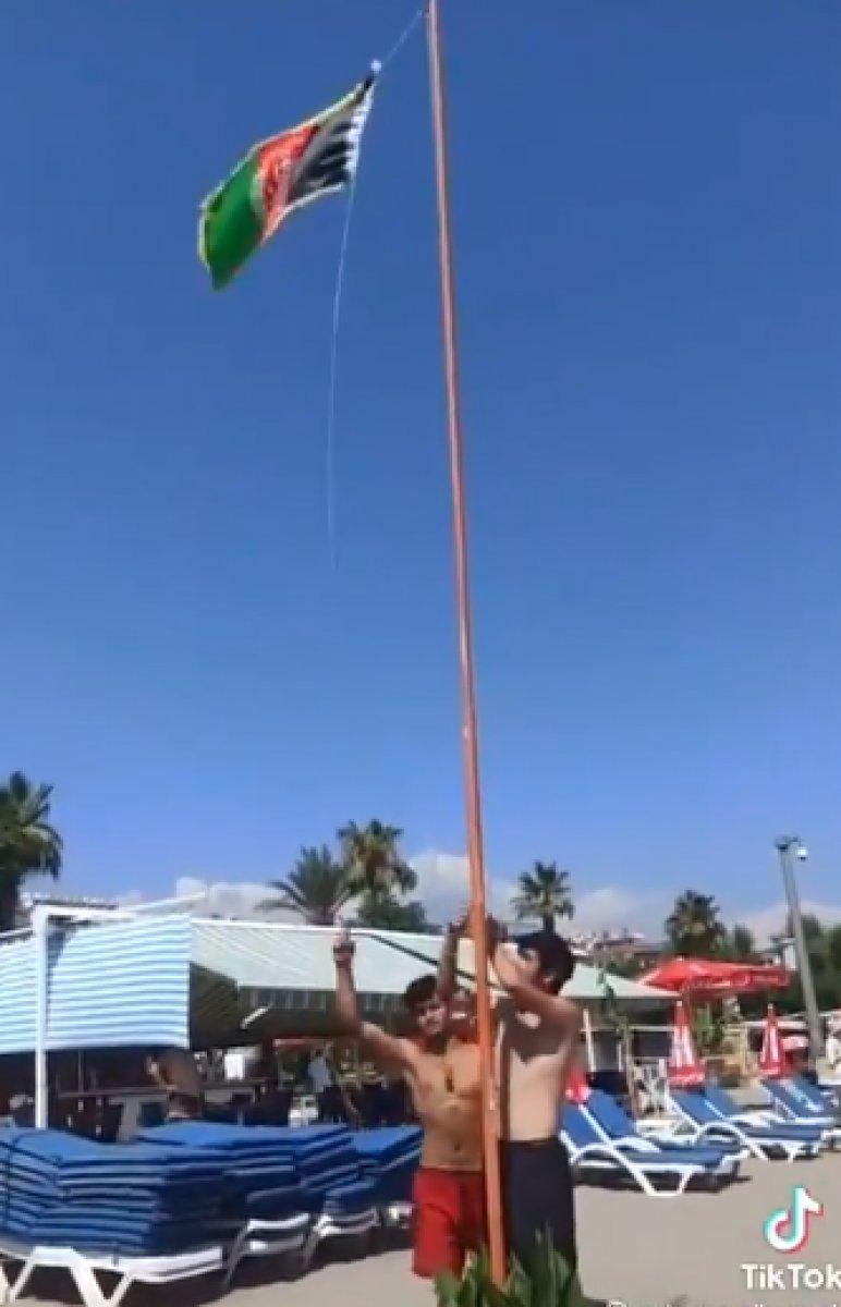 Alanya plajında Afganistan bayrağı diktiler