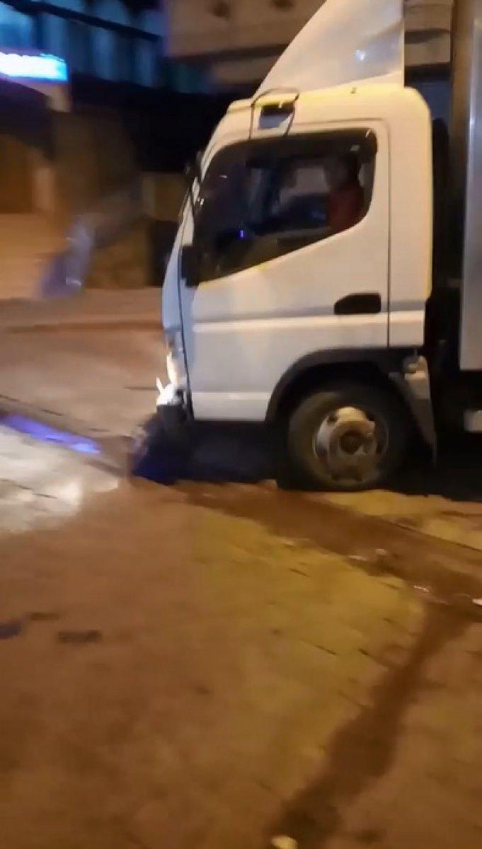 Sultangazi’de 32 kaçak göçmenin sokağa bırakılma anları kamerada