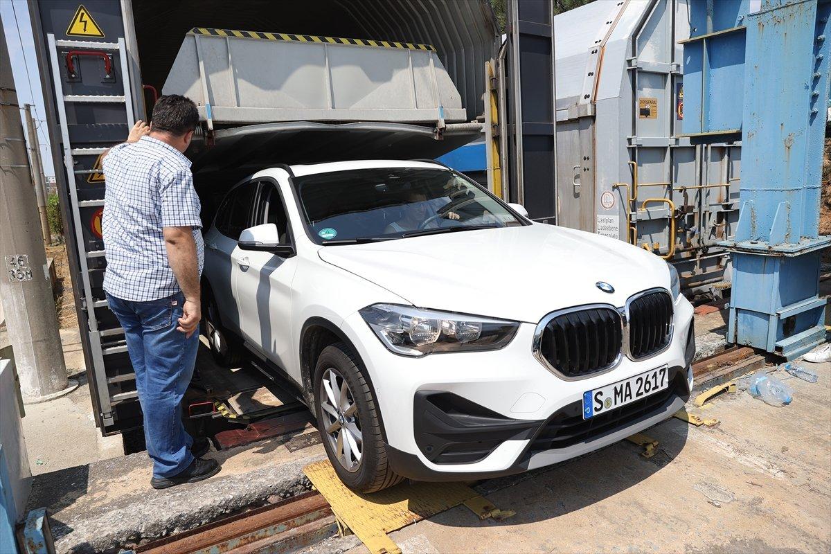 Araçlarıyla Türkiye'ye gelen bazı gurbetçiler, arabalı tren kullanıyor