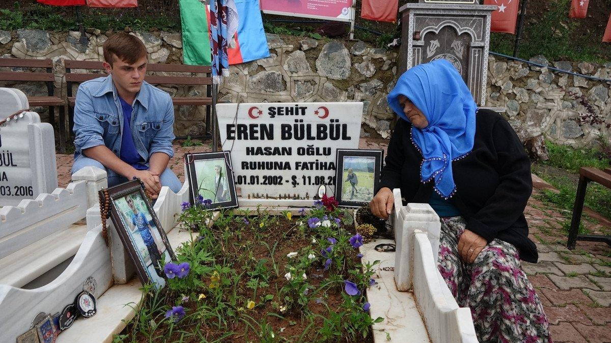 Eren Bülbül’ü oynayan oyuncu, anne Ayşe Bülbül’ü duygulandırdı