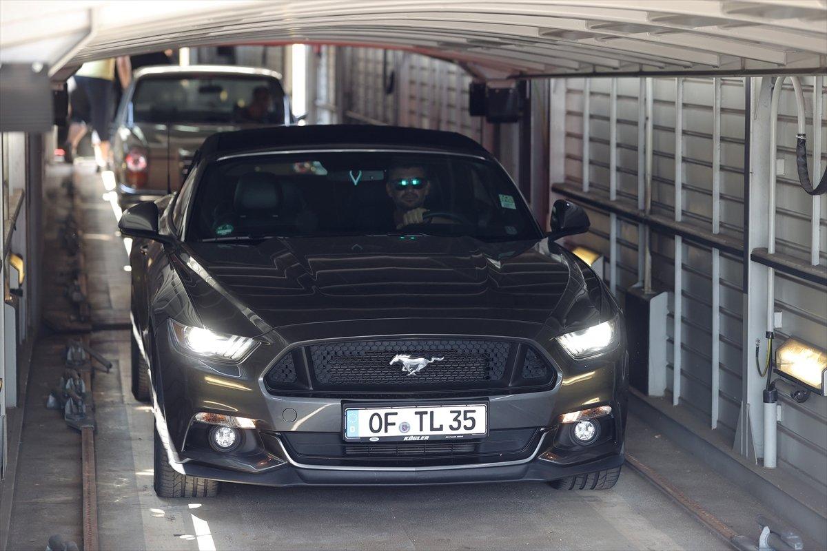 Araçlarıyla Türkiye'ye gelen bazı gurbetçiler, arabalı tren kullanıyor