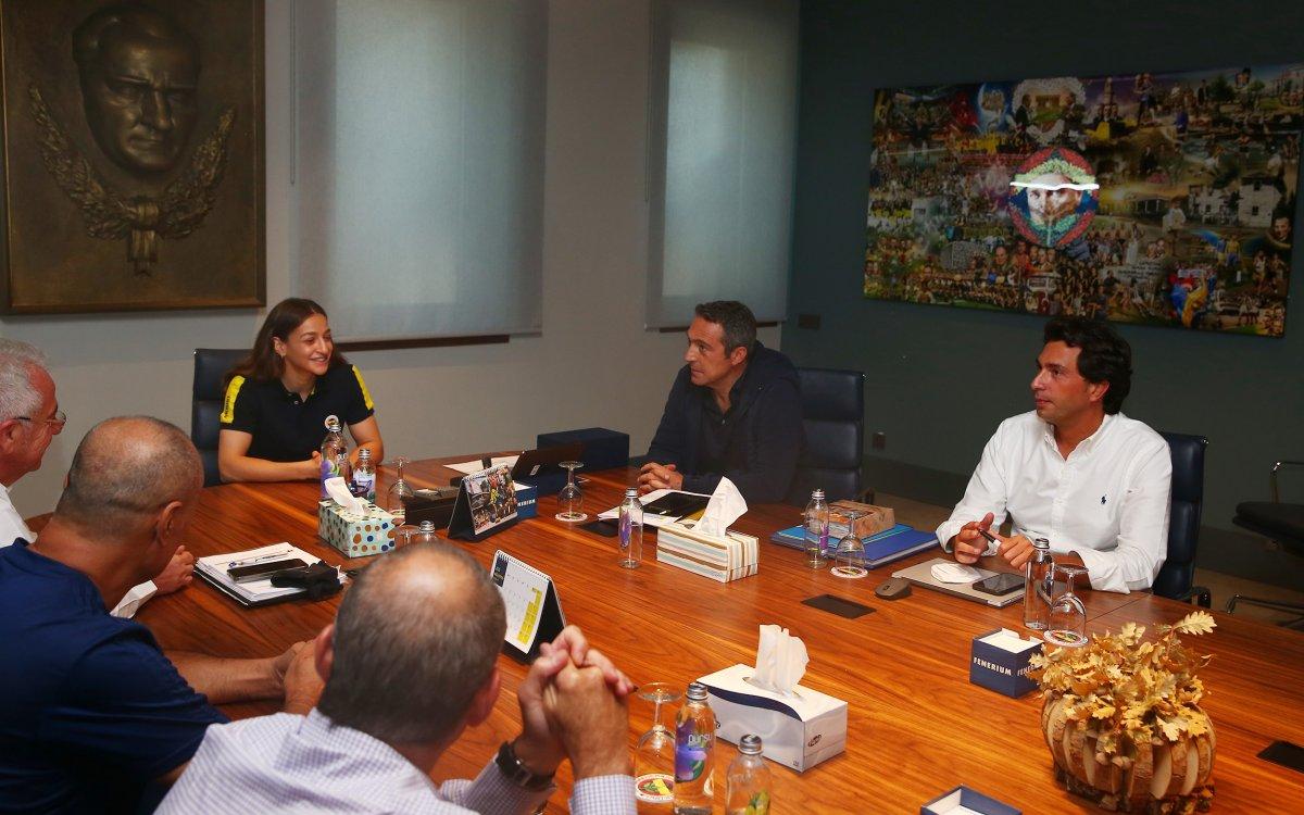 Ali Koç, gümüş madalyalı boksör Buse Naz Çakıroğlu ile görüştü