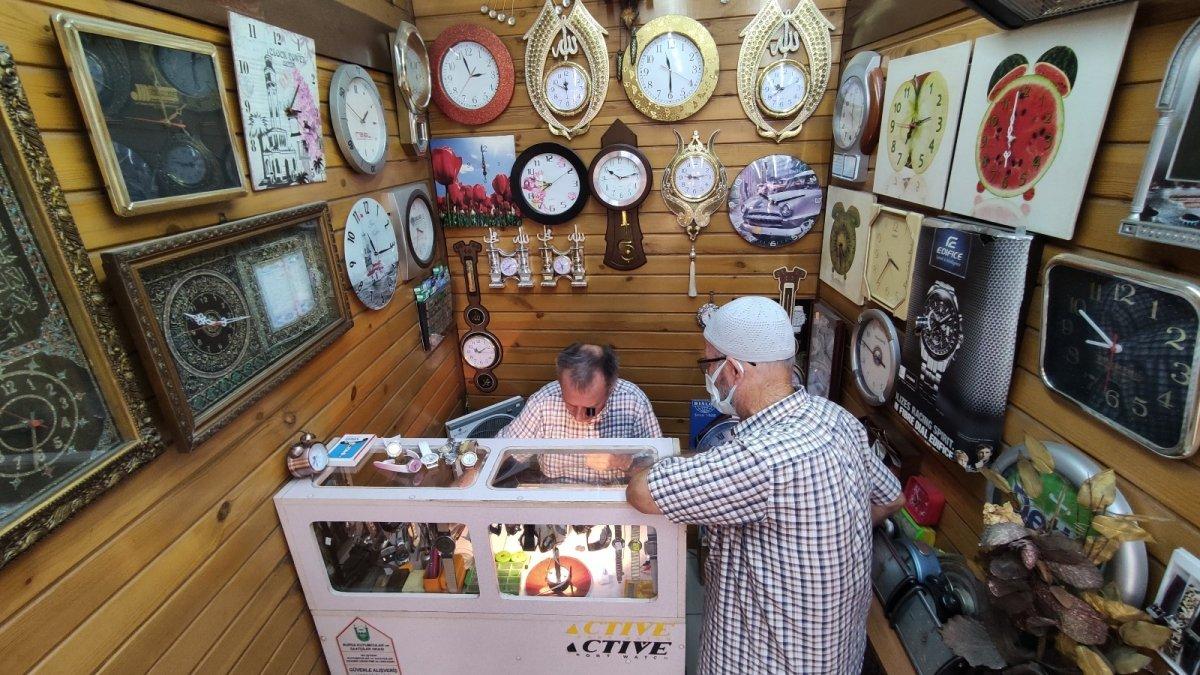 Bursa'da saatleri tamir ederek hayata kazandırıyor