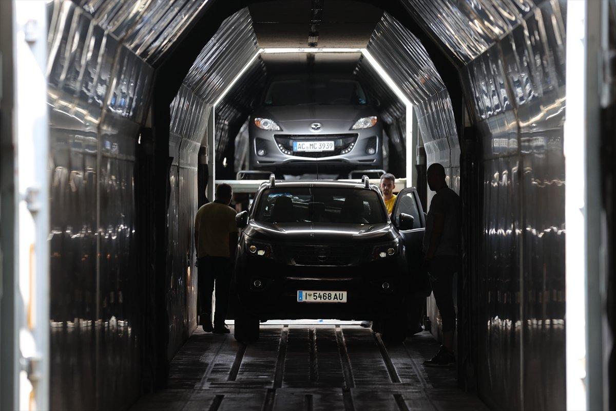 Araçlarıyla Türkiye'ye gelen bazı gurbetçiler, arabalı tren kullanıyor