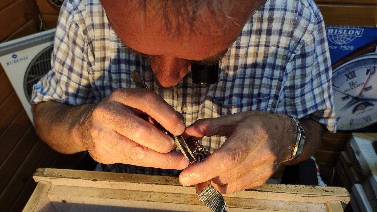 Bursa'da saatleri tamir ederek hayata kazandırıyor