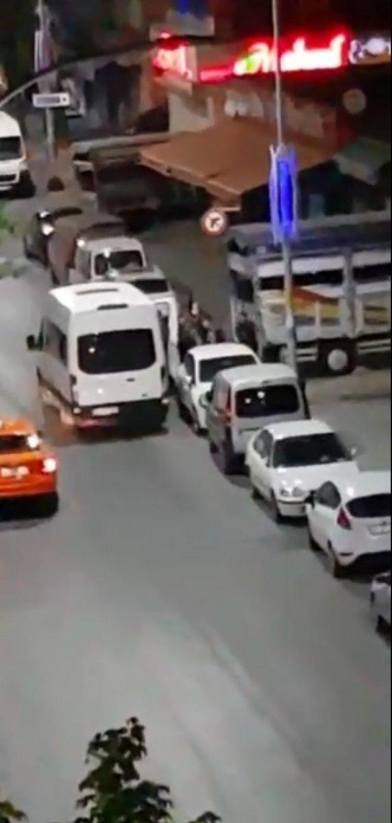 Sultangazi’de 32 kaçak göçmenin sokağa bırakılma anları kamerada