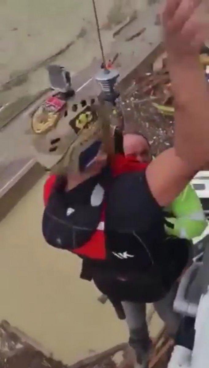 Sinop'ta selde mahsur kalanlar helikopterle kurtarıldı