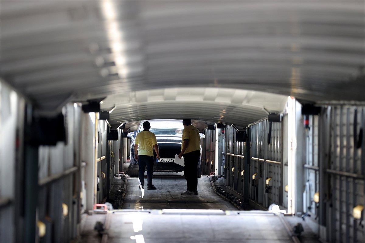 Araçlarıyla Türkiye'ye gelen bazı gurbetçiler, arabalı tren kullanıyor