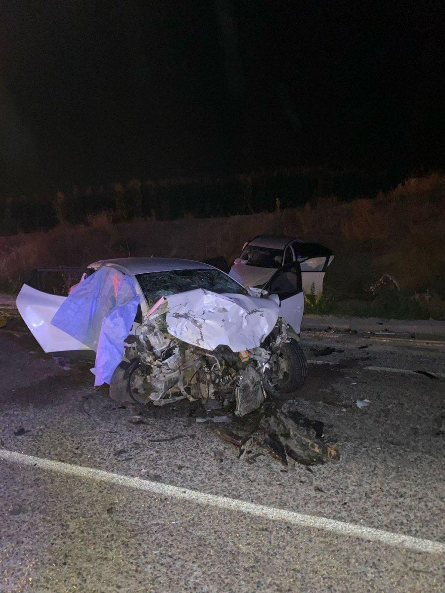 Manisa'da iki otomobil çarpıştı: 1 ölü