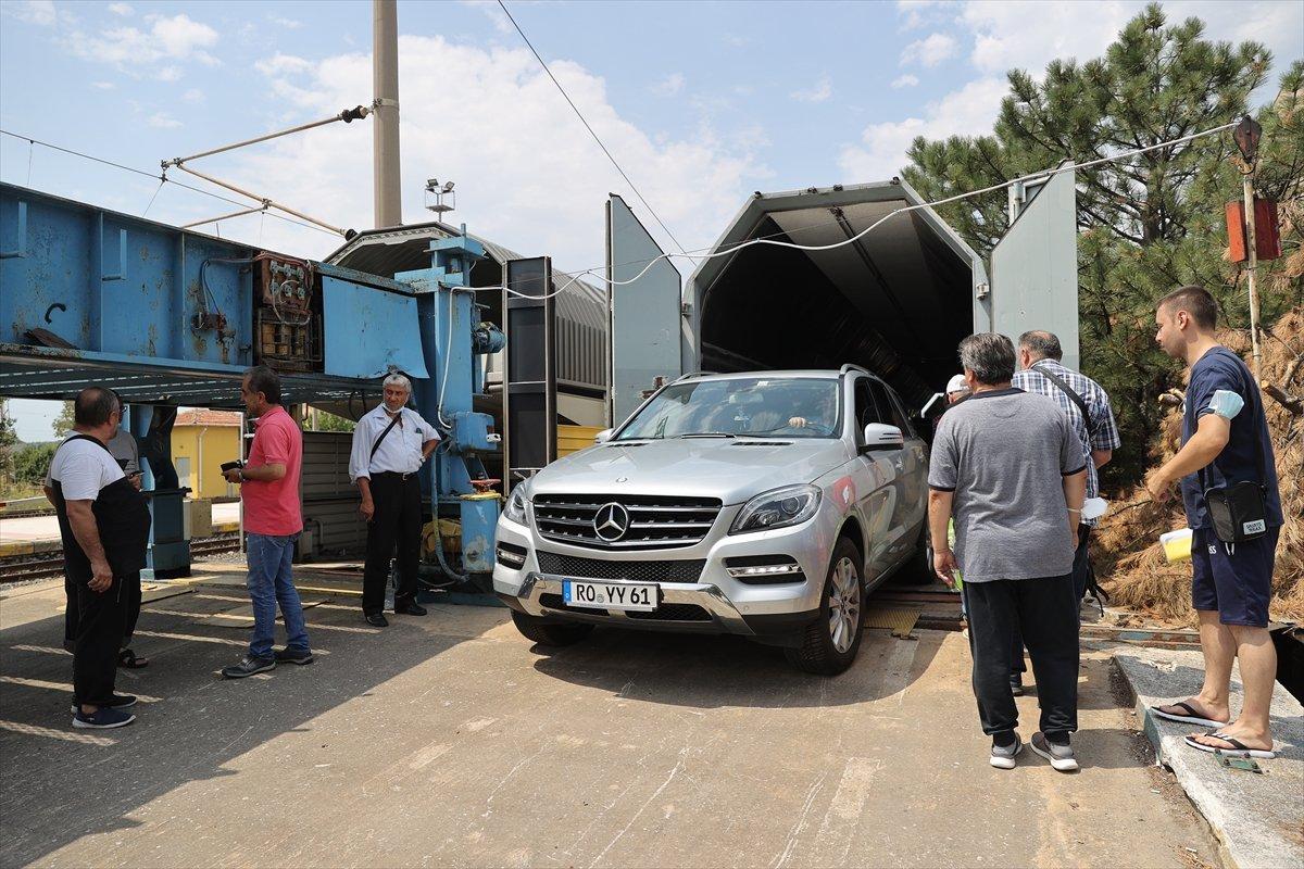 Araçlarıyla Türkiye'ye gelen bazı gurbetçiler, arabalı tren kullanıyor