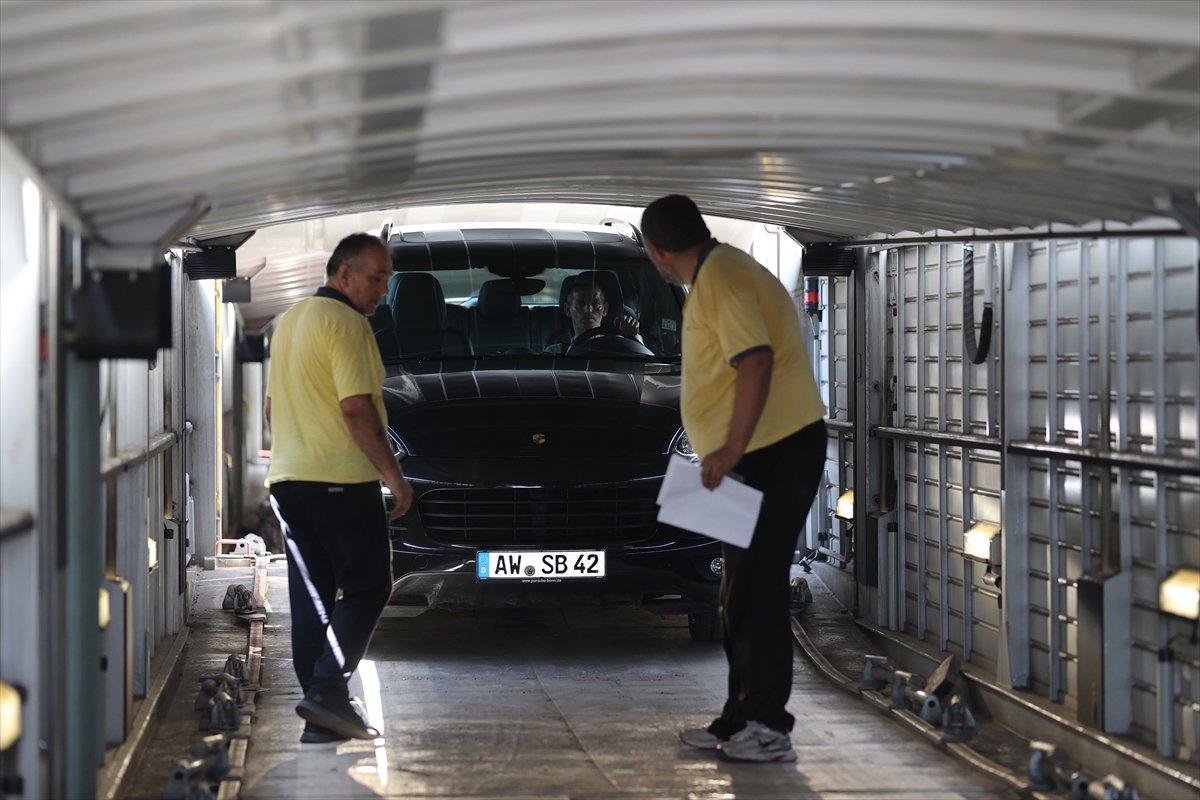 Araçlarıyla Türkiye'ye gelen bazı gurbetçiler, arabalı tren kullanıyor