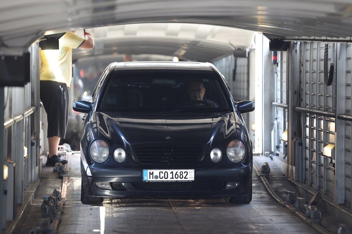 Araçlarıyla Türkiye'ye gelen bazı gurbetçiler, arabalı tren kullanıyor