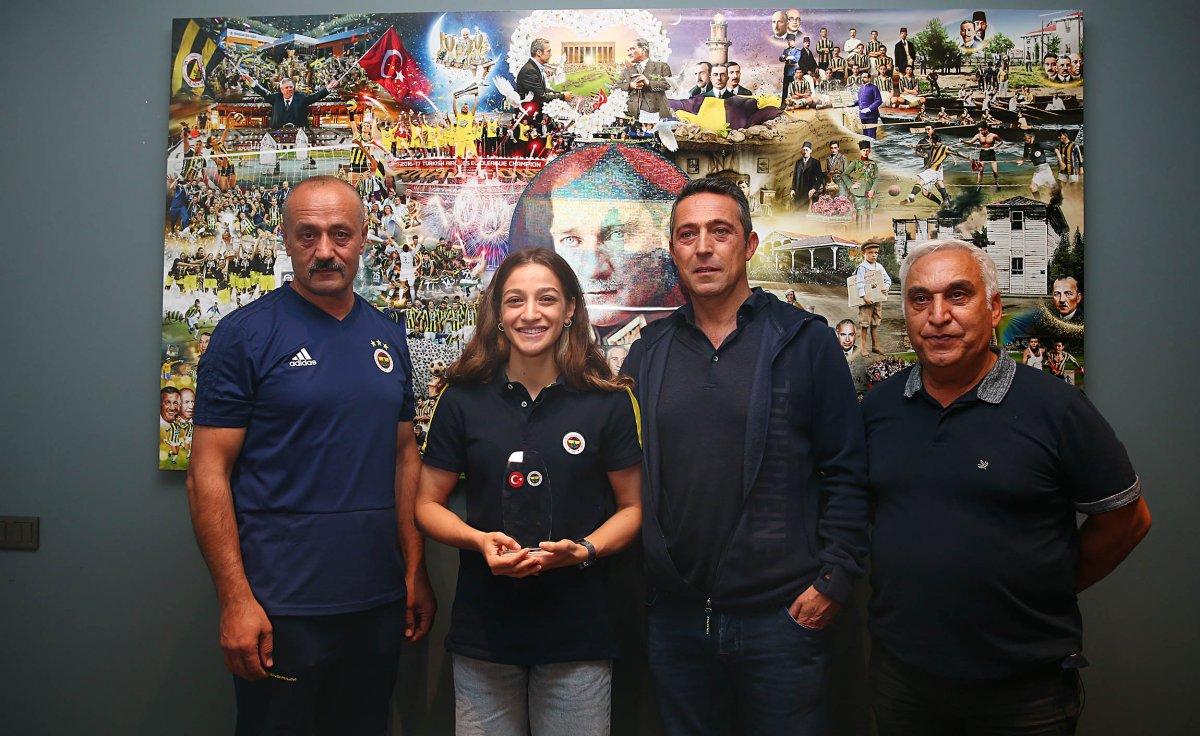 Ali Koç, gümüş madalyalı boksör Buse Naz Çakıroğlu ile görüştü