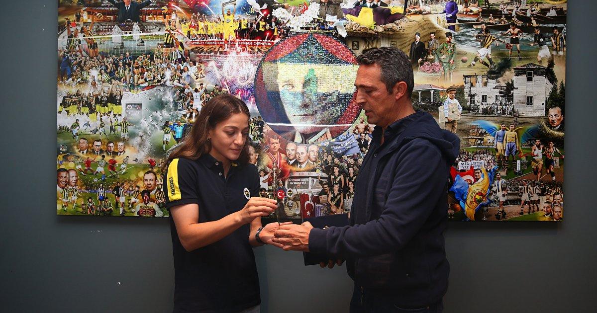 Ali Koç, gümüş madalyalı boksör Buse Naz Çakıroğlu ile görüştü