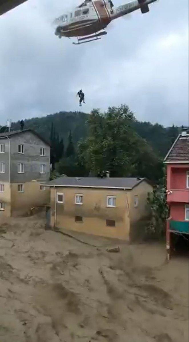 Sinop'ta selde mahsur kalanlar helikopterle kurtarıldı