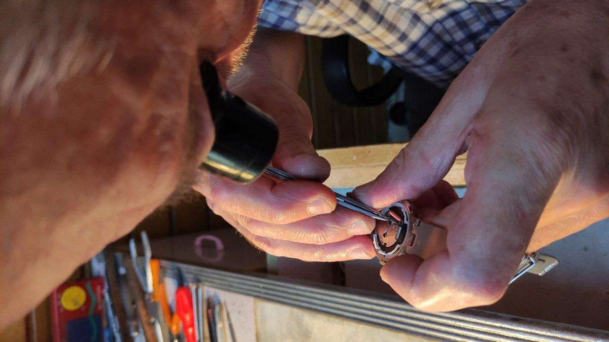 Bursa'da saatleri tamir ederek hayata kazandırıyor